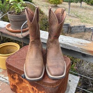 Nearly new Ariat boots 8.5 EE